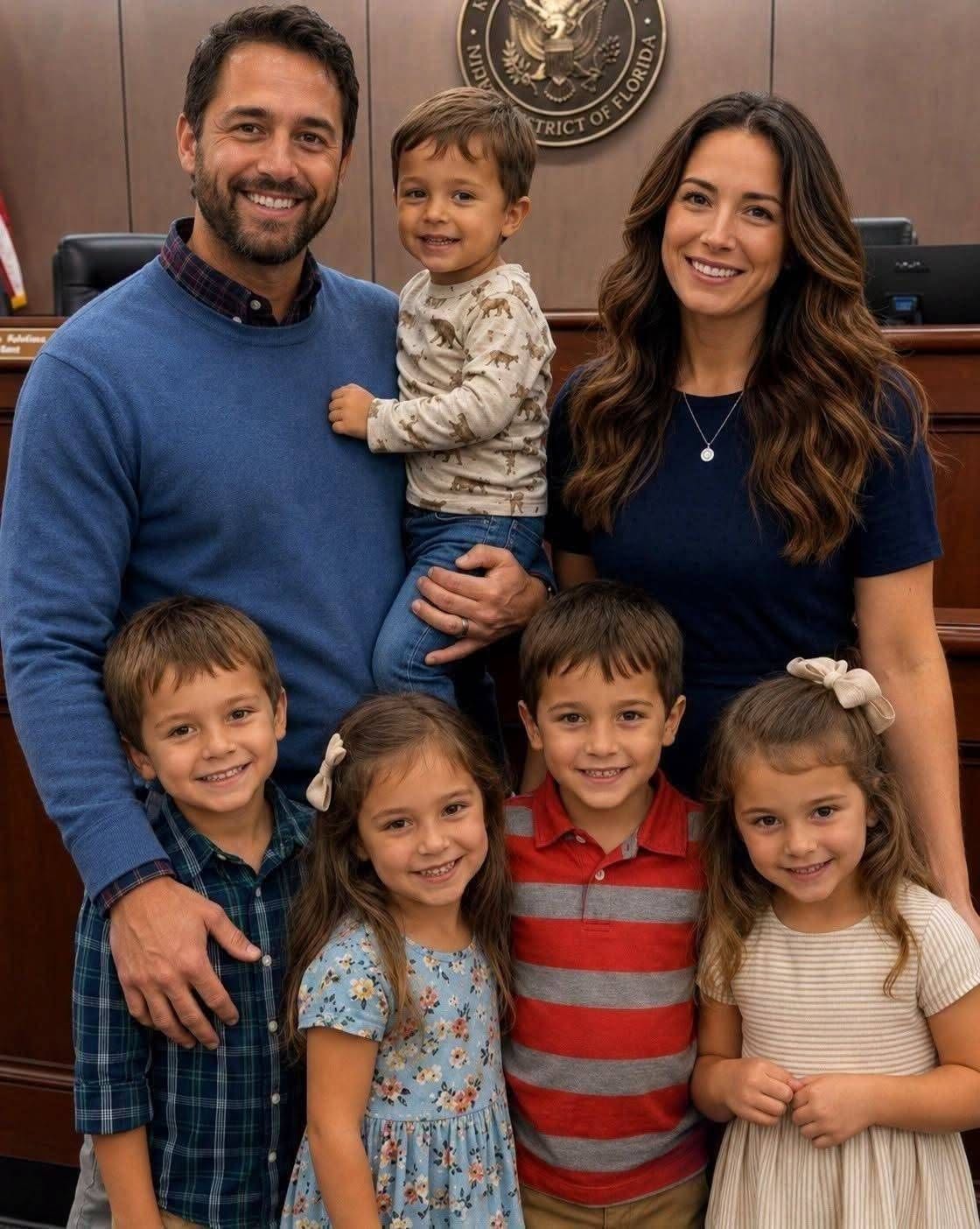 Este Padre Soltero Luchó Para Adoptar A 5 Hermanos Menores De 7 Años Antes De Que Fueran Separados – El Juez Se Rompió Después De Enterarse De Por Qué