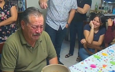 TE SIRVIERON COMIDA PARA PERROS EN TU PROPIO 70O CUMPLEAÑOS, ASÍ QUE CANCELASTE LAS CARTAS Y EXPUSISTE EL SECRETO QUE TU HIJO Y SU NOVIA ESTABAN ESCONDIENDO