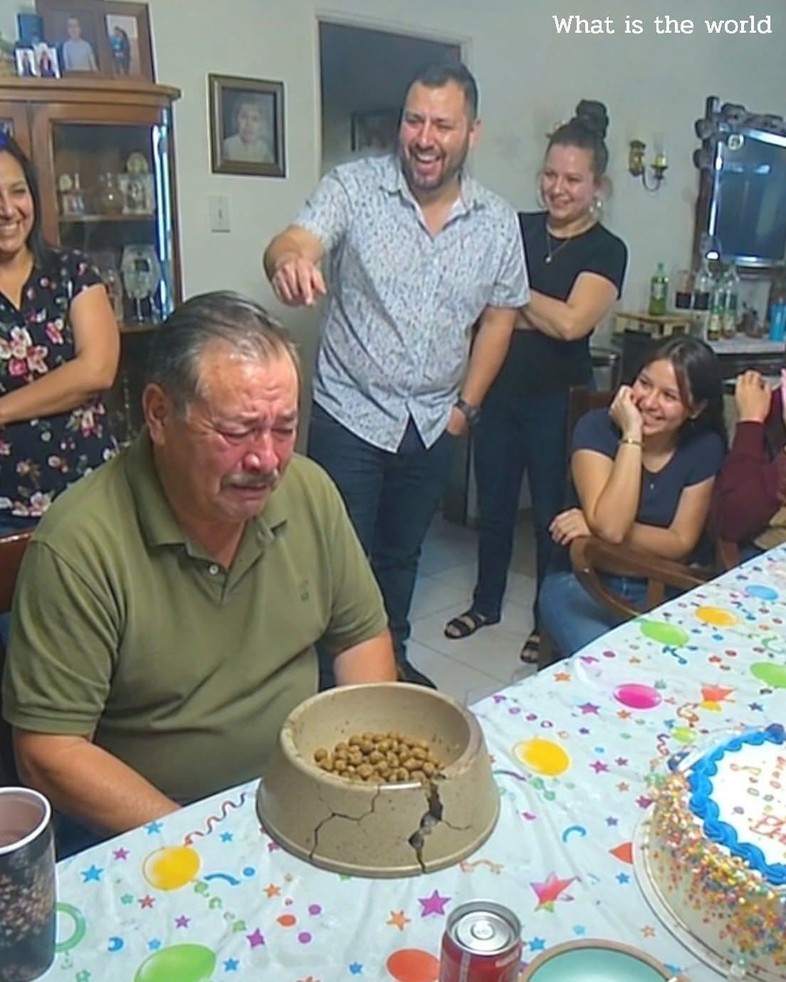 TE SIRVIERON COMIDA PARA PERROS EN TU PROPIO 70O CUMPLEAÑOS, ASÍ QUE CANCELASTE LAS CARTAS Y EXPUSISTE EL SECRETO QUE TU HIJO Y SU NOVIA ESTABAN ESCONDIENDO