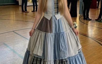Cosí un vestido con las camisas de mi padre para el baile de graduación en su honor. Mis compañeros de clase se rieron hasta que el director tomó el micrófono y la sala se quedó en silencio.