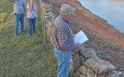 Mis vecinos cavaron un lago de dos acres en mi terreno mientras yo estaba fuera del estado, y luego me dijeron que su contratista les había asegurado que el terreno era suyo. Ese fue el día en que descubrí lo cara que puede salir la arrogancia.